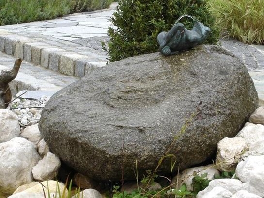 Großer Stein mit Skulptur